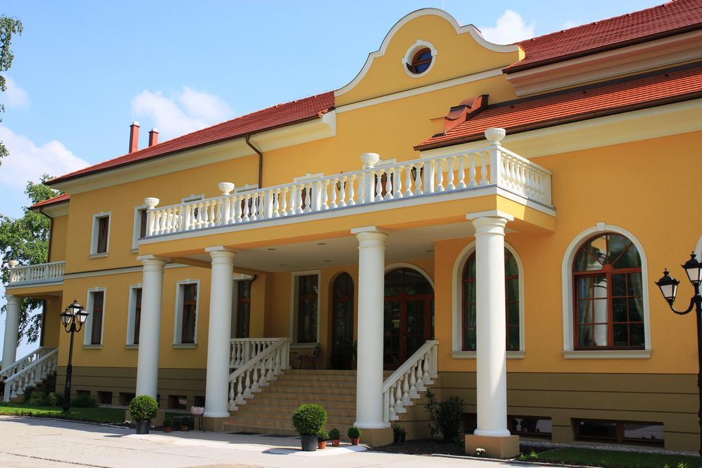 Hotel *** Plauter Kuria Veľký Meder Eksteriør bilde